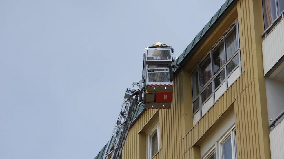 Räddningstjänsten använde ett höjdfordon och kunde skruva fast takplåten som lossat i den kraftiga vinden.