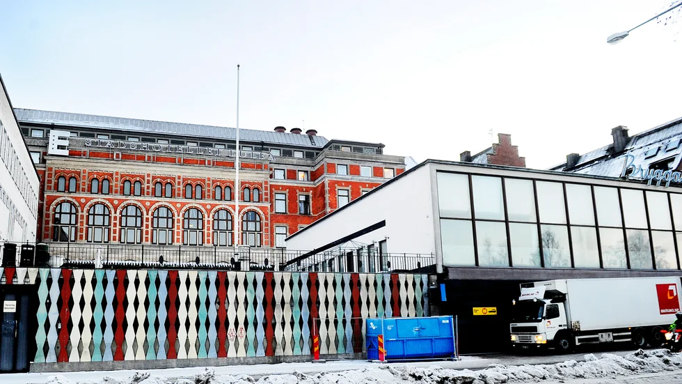 Till sommaren kommer Luleåborna kunna njuta av mat, dryck och förhoppningsvis fint väder på Stadshotellets terass. Dessutom finns planer på att ha verksamhet i Bryggans lokaler till höger någon gång i framtiden.