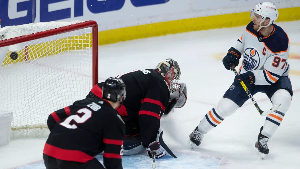 Ottawas målvakt Marcus Högberg tvingas konstatera att Edmontons Connor McDavid just gjort 3–2.
