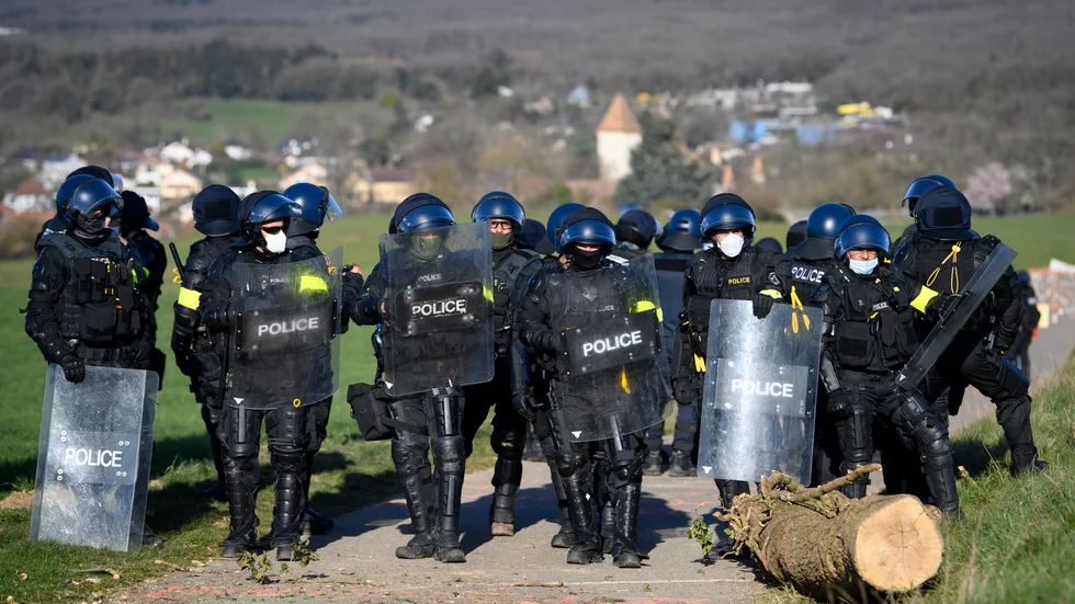 Schweizisk polis använde tårgas och gummiklädda kulor mot ett tusental demonstranter. Arkivbild.