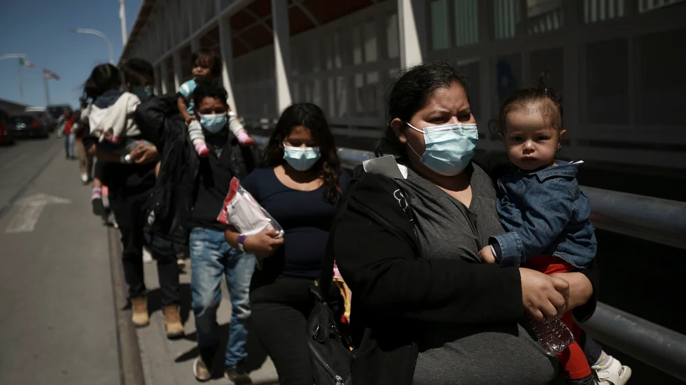 Migranter som har utvisats från USA anländer till Ciudad Juárez i Mexiko, den 23 mars.
