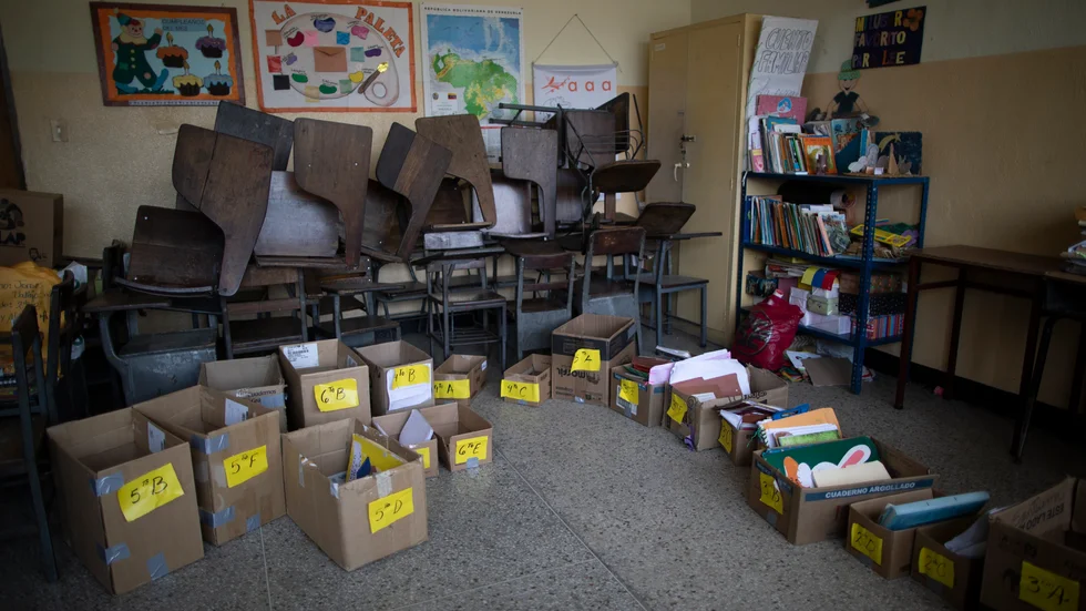 Stängda skolor har drabbat barn världen över och flickor särskilt hårt. Här ett tomt klassrum i Venezuela.