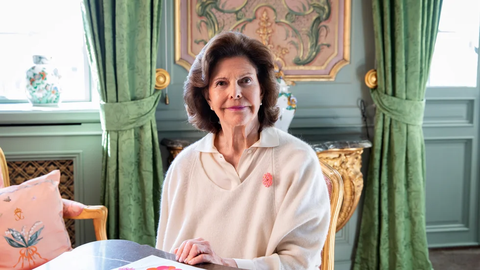 Enligt traditionen köpte Drottning Silvia de första majblommorna 2021.