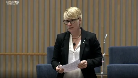 Martina Johansson (C) krävde digitaliseringsminister Anders Ygeman (S) på svar om bredbandsutbyggnaden i Gnesta.