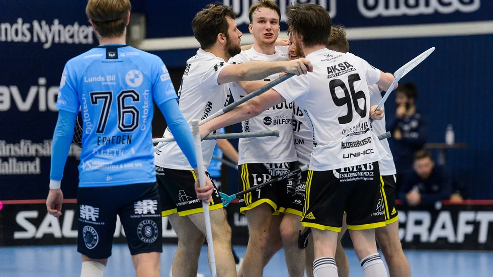 Hagundas Mattias Jansson har just avgjort SSL-kvalet borta mot Warberg. Hemmalaget hämtade upp 1–6 till 6–6 innan Jansson slog in segermålet i slutsekunderna.
