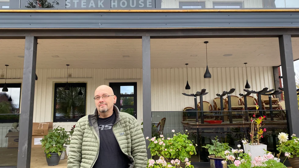 Claes Melin jobbar på Buffalo Steakhouse och är en av flera inom restaurangbranschen som är besvikna över kommunens beslut. "Personligen tycker jag att man givetvis ska stötta sin egna kommuns företagare i första hand, speciellt nu när många haft det tufft på grund av covid", säger han.