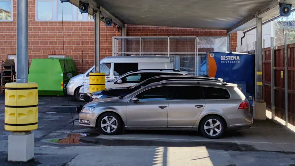 I kallelsen till bygg- och miljönämnden visas bygnadsinspektörens bild, från användningen 1 april. Den 19 maj fick de slutligen lov att använda sin nya carport. 