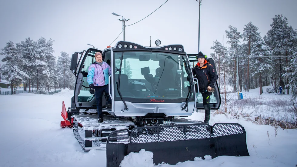 Jokkmokk kommuns fritidskonsulent Stefan Lindmark har tagit på sig ansvaret att lära sig köra pistmaskinen så att fler ska kunna fylla in vid frånvaro. Han får lektioner av Filip Grahn som kör pistmaskin för Luleå kommun.