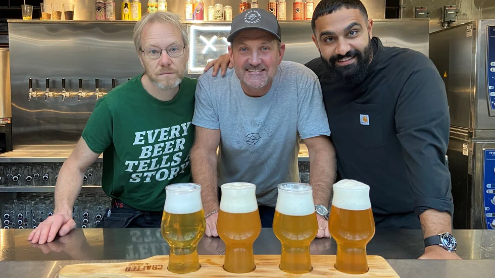 Skådespelaren Robin Stegmar (i mitten) gästspelar med sin öl i gamla hemstaden Nyköping. Patrick Holmqvist är byggare på Brewing, som drivs av Sasse Sepehrazar.