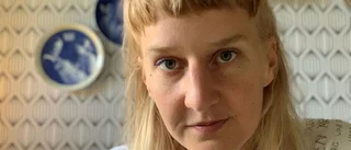 Konstnären Anja från Piteå skapar inför publik i Borås: överbliven textil blir konst: "Känns lite läskigt"