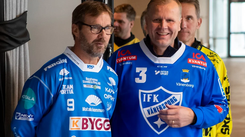 Håkan Rohlén är tillbaka i elitseriebandyn efter att ha varit borta från sporten i två säsonger. Här tillsammans med Vänersborgs tränare Ari Holopainen.