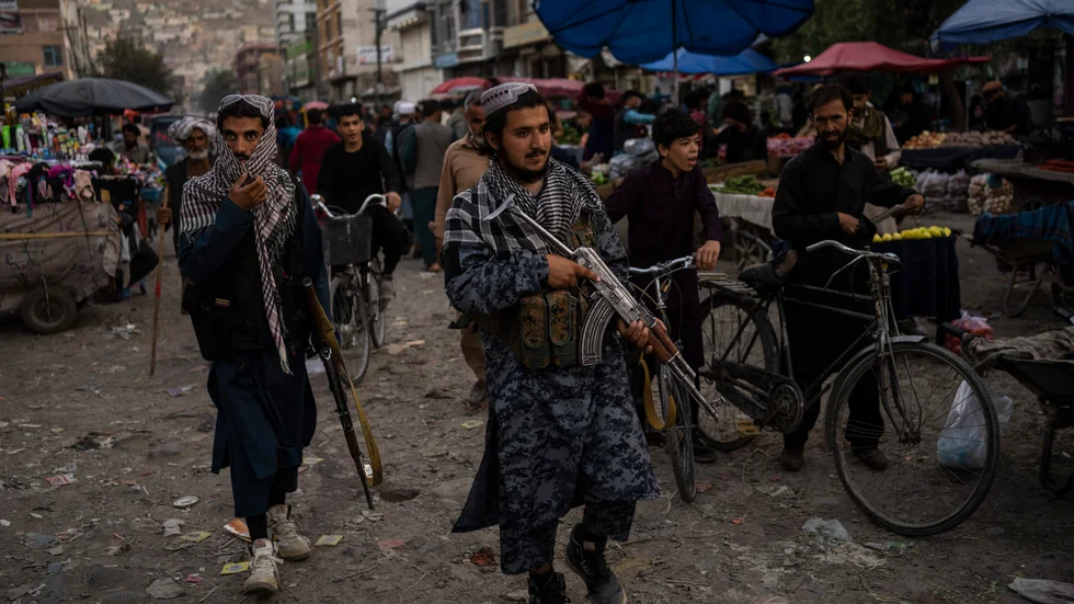 Talibaner patrullerar vid en marknad i huvudstaden Kabul i september.