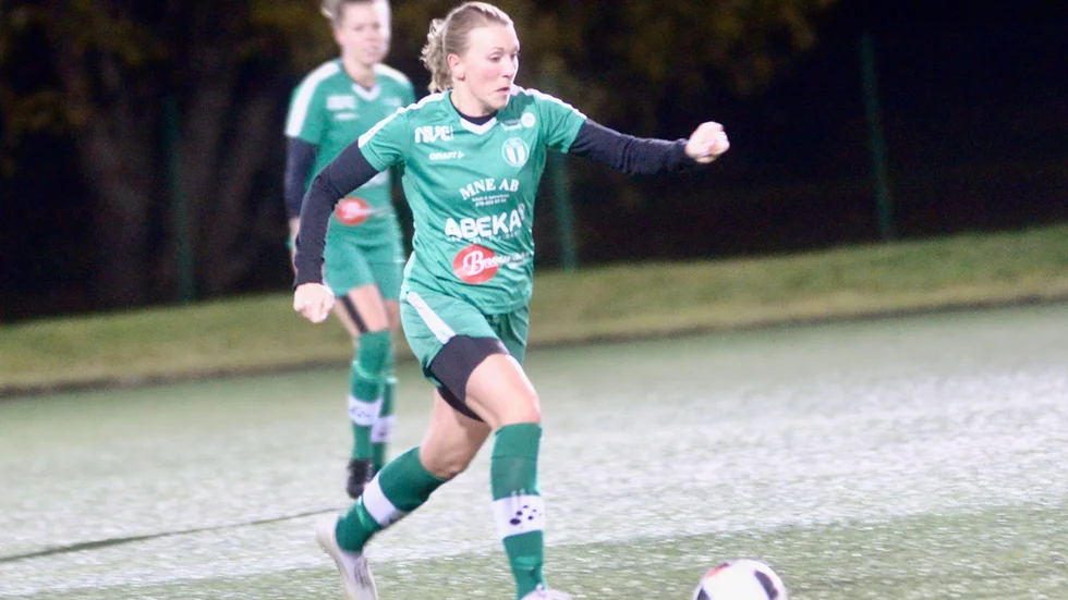 Hanna Lundmark var en av härförarna när IK Tun var nära skrällpoäng på Tyresö IP 1 och trots 2–3-förlusten nu är klara för division 1-spel 2022.