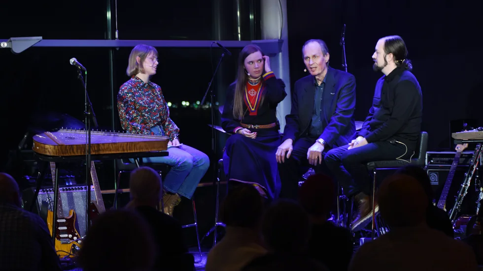 Moa Backe Åstot, Mikael Niemi och Torbjörn Ömalm, alla uppvuxna i flerspråkig miljö,  var överens om att meänkieli, till skillnad från samiskan, är ett minoritetsspråk som är på väg att dö ut om inget görs.