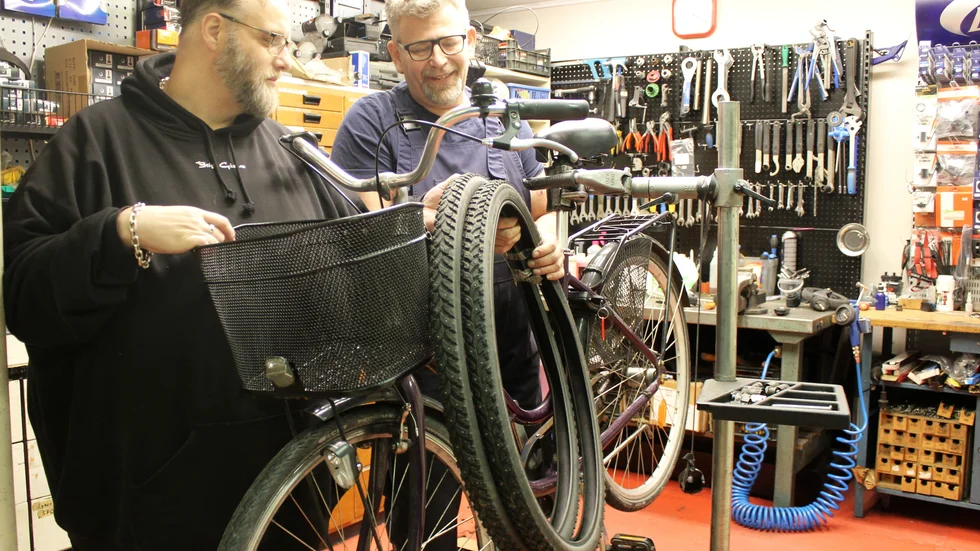 Ägaren Ola Lundqvist och Per "Boa" Karlsson arbetar i Nya Stigs Cykel & Fritid.