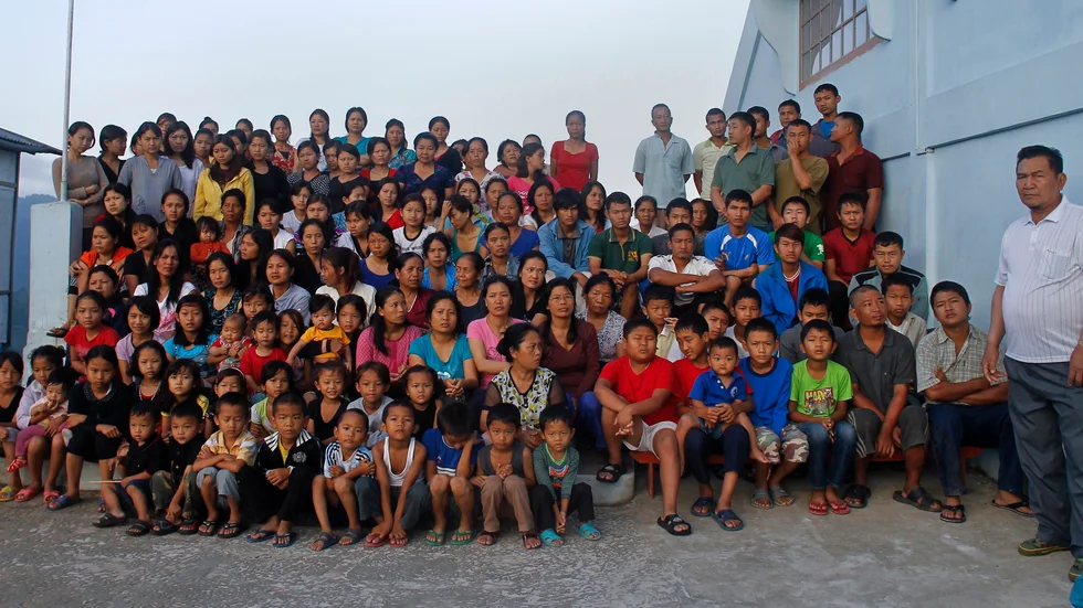 Ziona Chana familjemedlemmar samlade för ett gruppfoto utanför deras gemensamma bostad i Baktawng i delstaten Mizoram 2011. Arkivbild.