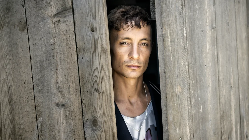 Daniel Adams-Ray är aktuell med det nya albumet "Döda hjärtan kan slå igen" och ger sig ut på en sommarturné. "Det kommer att vara ren lycka, surrealistiskt. Man kommer att överspela lite, fördämningarna brister och det blir överenergiskt. Då får det vara så", säger han.