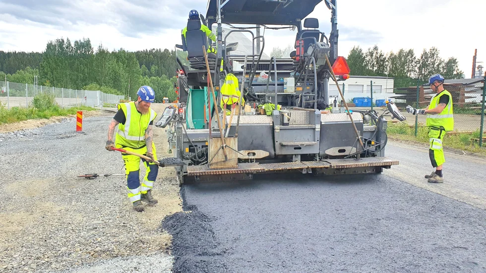 Här börjar Skanska lägga grön asfalt BioZero på Skellefteå Site East. Asfalten användas första gången i Ludvika i höstas.