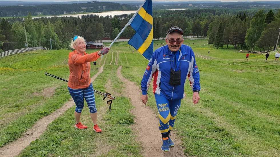 Under sommarhalvåret gick Lars-Erik Persson upp för Ormbergsbacken 950 gånger. Här hejas han på av Ella Jonsson, en av initiativtagarna till vandringsutmaningen som genomfördes på Ormberget förra året. Alla vandringar hade ett syfte, att komma i form inför årets vasalopp och så blev det.