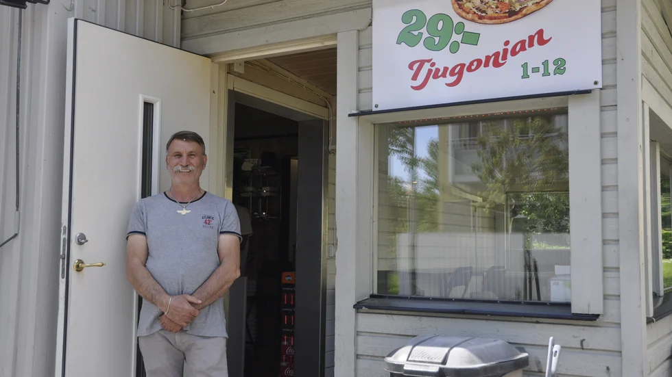 Efter att Youtubekanalen "Uppdrag: mat" kom förbi för att testa Mohammad Yedollahis billiga pizzor har fler kommit för att besöka "Haa take away grill" i Nyköping.