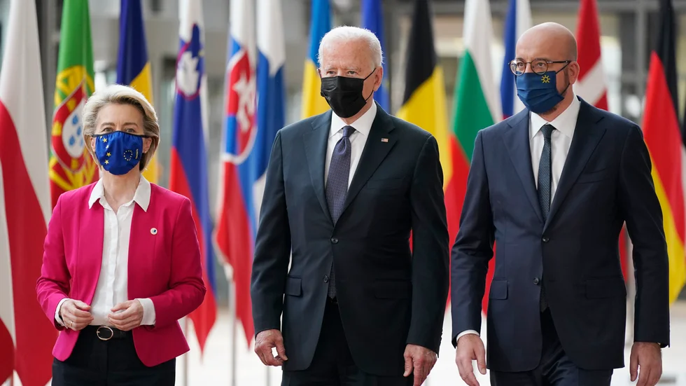 EU-kommissionens ordförande Ursula von der Leyen, USA:s president Joe Biden och EU:s rådsordförande Charles Michel på väg in till sitt toppmöte i Bryssel.