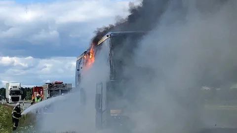En läsare har skickat in denna bild på bussbranden utanför Lövånger.