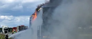Buss totalförstördes efter brand på E4 vid Lövånger – orsakade långa köer: ”Passagerarna evakuerades” • Se film på branden här