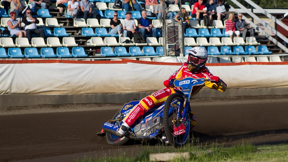 Den här bilden kunde lika gärna vara tagen från ett träningspass, där en förare kör själv. Men Bartosz Zmarzlik är så pass dominant att det är näst intill omöjligt att fånga honom på bild tillsammans med andra förare. 