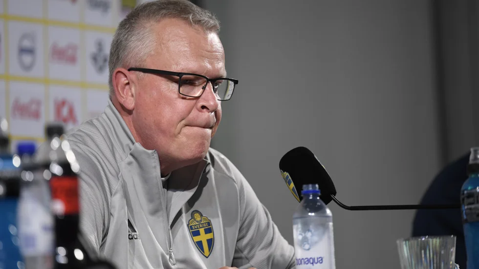 Förbundskapten Janne Andersson var sammanbiten när landslagsledningen gav beskedet att Dejan Kulusevski testats positivt för covid-19 och missar EM-premiären. Kort senare konstaterades även Mattias Svanberg som smittad.