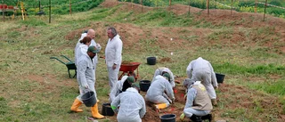 Massgrav öppnas för att identifiera IS-offer