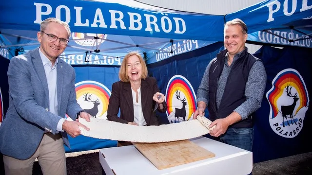 Från vänster: Polarbröds vd Anders E Johansson, koncern-vd Karin Bodin och Niclas Lundqvist, platschef i Bredbyn.