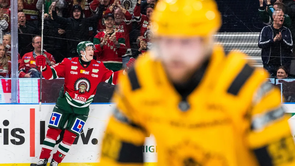 Elmer Söderblom sköt ett stenhårt skott som gav Frölunda 2–1 i den tredje perioden.