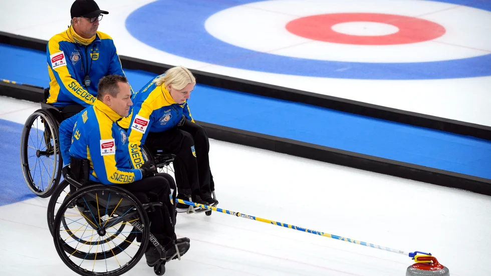 Mats-Ola Engborg, Ronny Persson och Kristina Ulander under matchen mot Skottland.