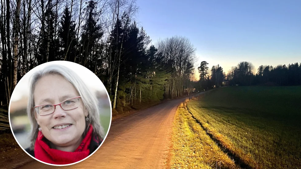 Fastigheterna utmed grusvägen som leder till Ålsäters sommarstugeområde förbereds inte för anslutning till det kommunala vatten- och avloppsnätet. På bild syns även Anneli Bengtsson (S).