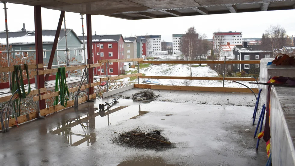 ”Regeringen sätter käppar i hjulet med höjda försörjningskrav och den inflationsdrabbade byggbranschen försenar bostadsbyggandet. Kompetensbehoven växer sig stadigt större.”