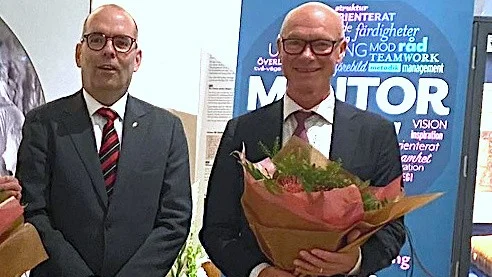 Mårten Franzén, till höger, är årets nyföretagarmentor i Östergötland. Här tillsammans med prisutdelaren, landshövding Carl Fredrik Graf.