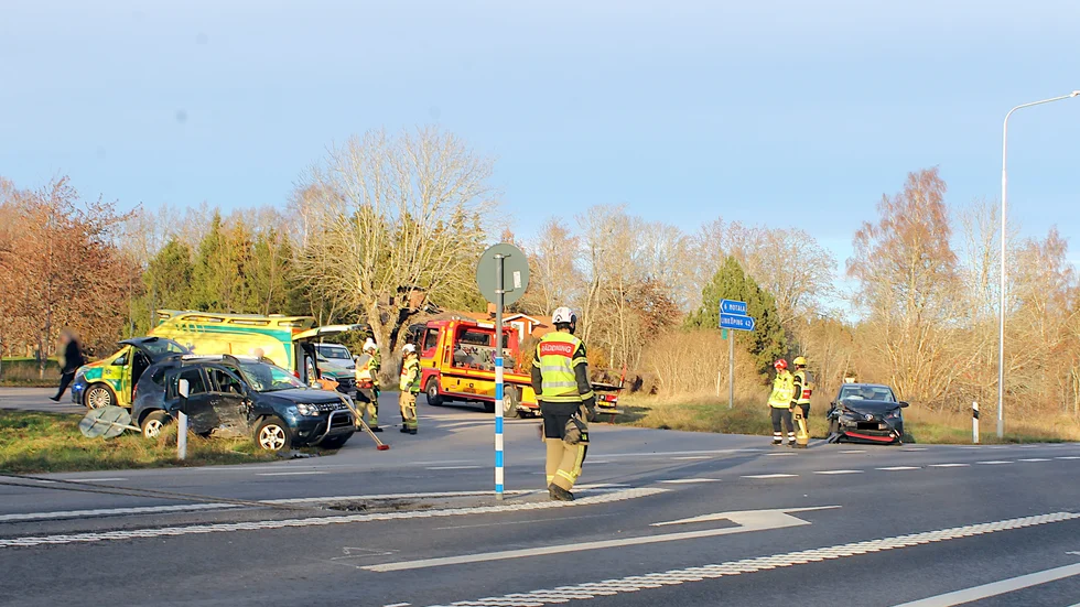 Två bilar kolliderade i Björkakorset, väg 34 mellan Borensberg och Motala.