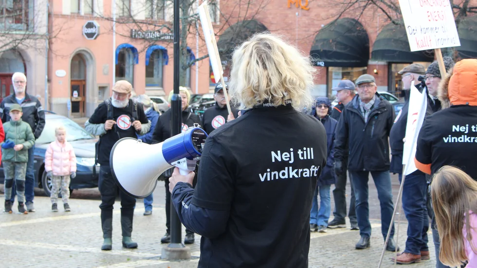Skribenten förklarar varför vindkraftplanerna i deras närhet oroar så mycket som det gör och varför de känner sig tvungna att protestera mot dem.