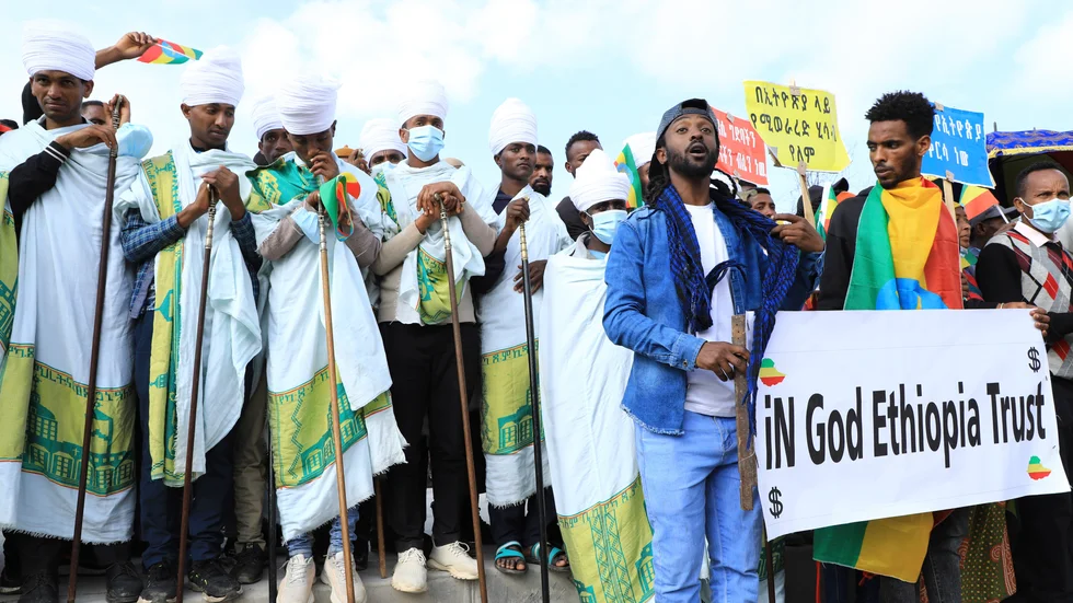 Etiopier från huvudstaden Addis Abeba demonstrerar tidigare i år till stöd för landets regering – och mot TPLF. Nu kommer undantagstillstånd att införas. Arkivbild.