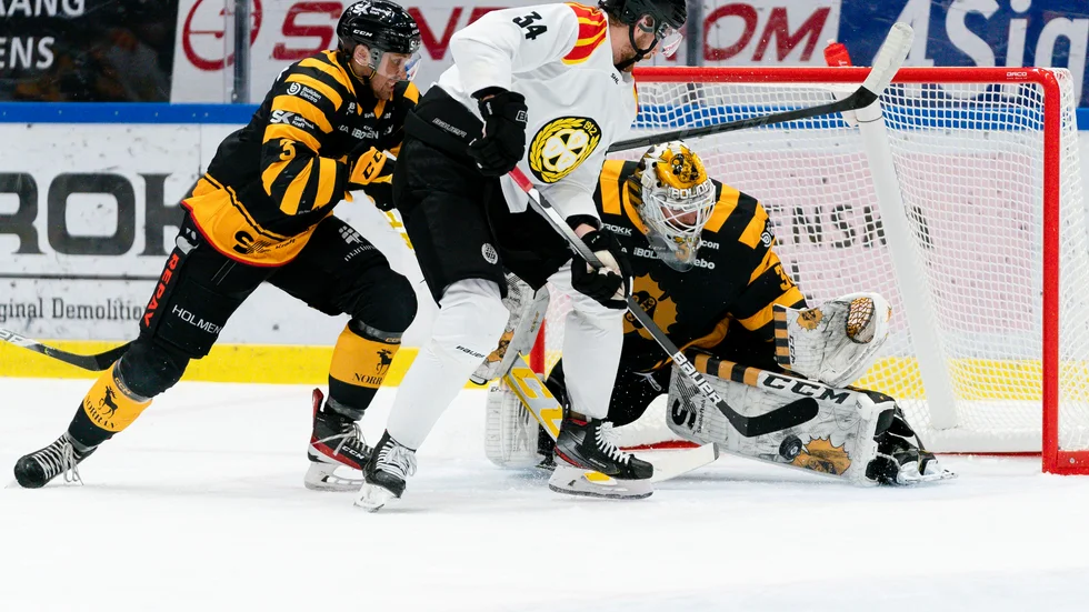 ”Jag tycker offensiven är bra, deras målvakt är jättebra i dag och lyckas ändå ganska bra. Men vi måste bli starkare i egen zon, det är det jag känner just nu”, säger Gustaf Lindvall efter matchen.