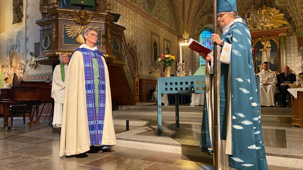 Biskop Karin Johannesson, till höger, välkomnar Lena Brolin som ny kyrkoherde i Enköpings pastorat.