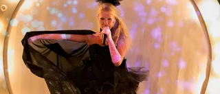 Michelle sjunger i "Queen in concert"  – "Finns det någon som inte tycker om Queen?"
