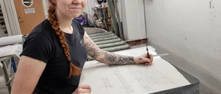 Personliga motiv på gravstenar allt populärare • Stenhuggeriets vd: "Vi gör alla möjliga motiv"