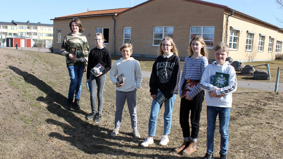 Några av de elever på Katarinaskolan i Vadstena som deltagit i Bokvasaloppet. Från vänster: Hjalmar och Hanna, årskurs sex, Nils och Meja, årskurs fem, Kajsa och Frans, årskurs fyra.