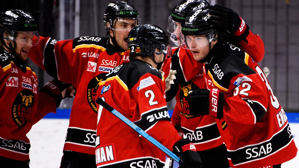 Oscar Engsund gav Luleå Hockey ledningen i den första perioden.