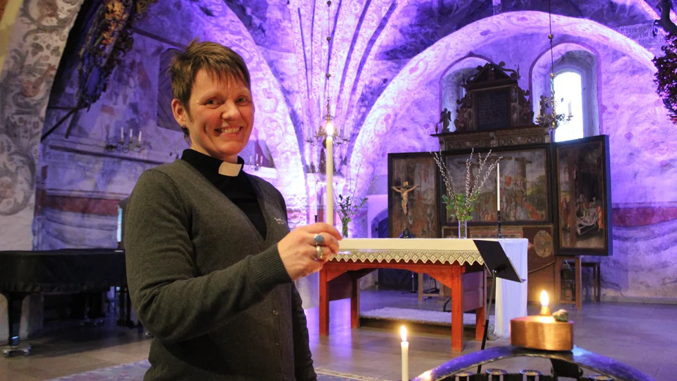 Kyrkoherde Kirsten Alm tänder ljus i Åtvids gamla kyrka inför påsken. Den traditionella påskaftonsgudstjänsten sänds digitalt i år: "Den brukar vara så fantastisk. Vi bär in påskljus, tänder upp allt och firar att ljuset segrar i mörkret. Jag vet att det kommer tillbaka."