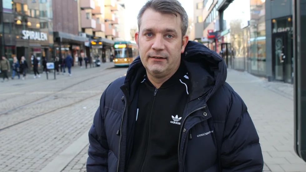 "Det är sorg i hjärtat, men jag måste göra det som är rätt", säger lokalpolitikern Fredrik Franzén som hoppar av L efter beslutet i partirådet om att acceptera SD-stöd vid en borgerlig regering.