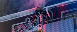 Se: Här bekämpas branden i flerfamiljshuset