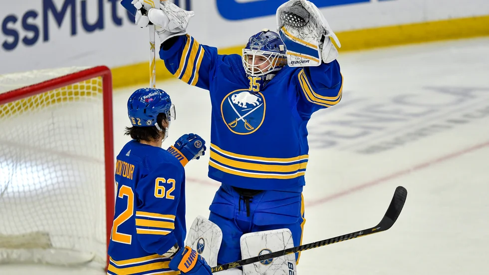 Målvakten Linus Ullmark och tvåmålsskytten Brandon Montour firar.