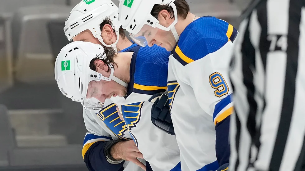 Oskar Sundqvist hjälptes ut efter olyckliga korsbandsskadan i matchen mot San Jose Sharks.